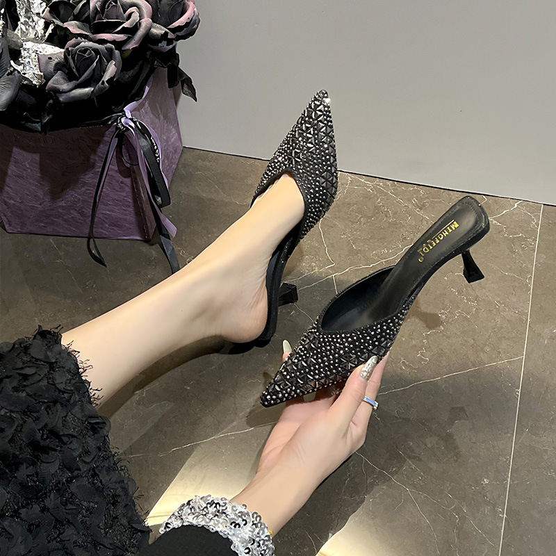 2026 nueva red de verano de diamante tacones delgados zapatillas frías de tacones altos para mujeres punta de cabeza de bolsillo universal mitad zapatillas para usar fuera
