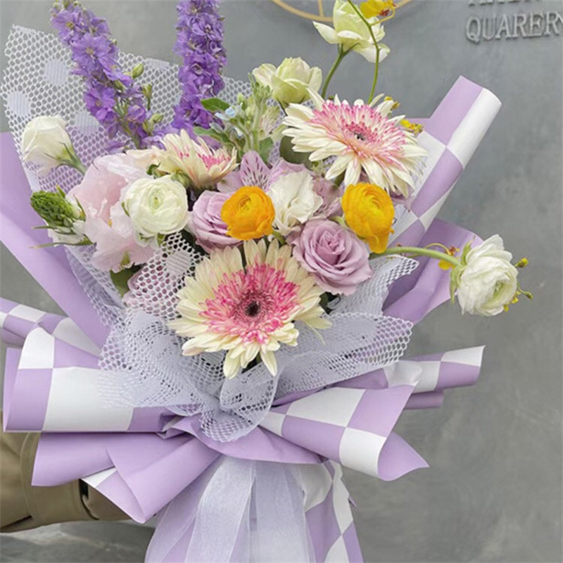 Fábrica de fiestas de flores al por mayor nuevo tablero de ajedrez flor de papel de embalaje impermeable flor de papel de embalaje caja de regalo