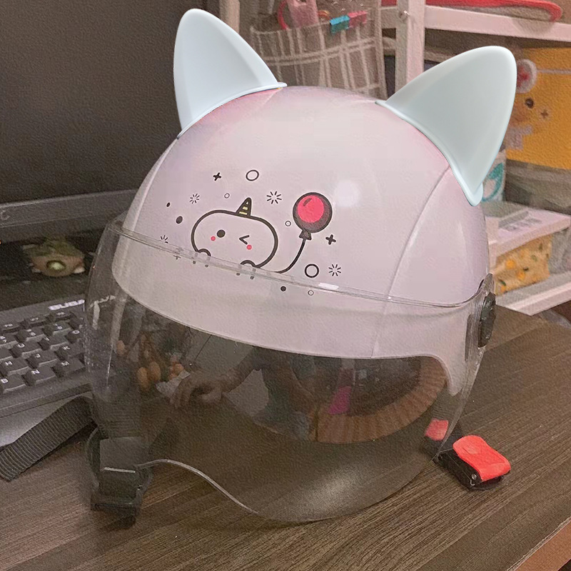 Tiktok libélula de bambú caliente creativo lindo casco lechón decoración giratoria coche eléctrico llevar puesto de aviones