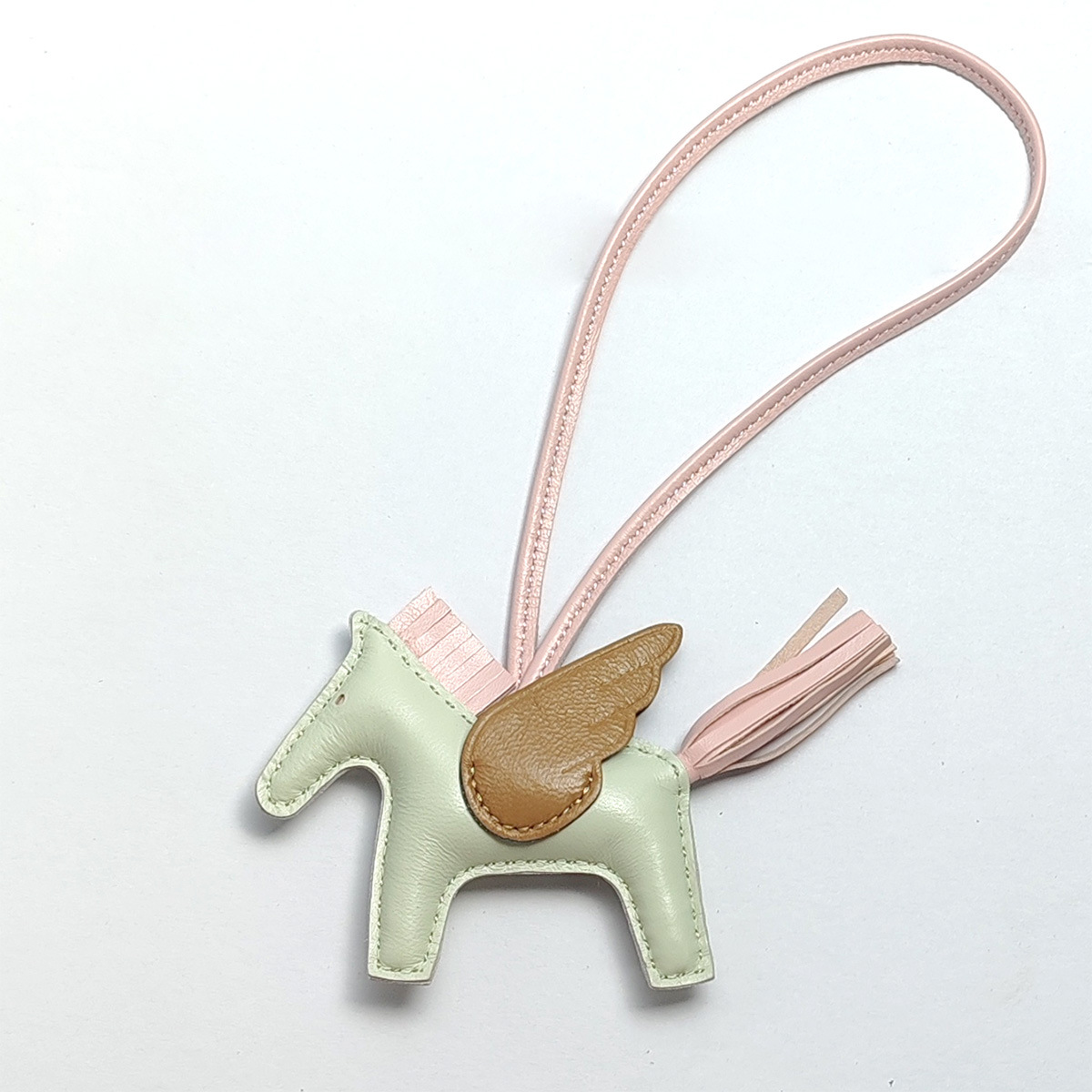 Cute Angel Little Pegasus Colgante Pit Edition H Home Colgante de bolso de caballo cosido a mano Colgante de cuero de oveja Llavero Colgante