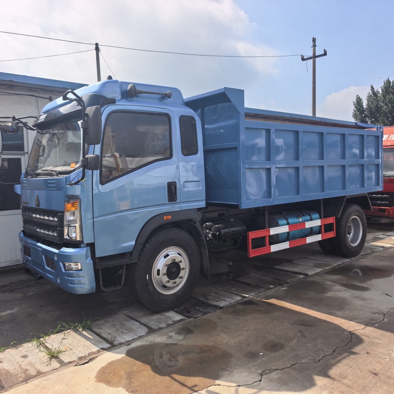Cross-border export of medium-sized box trucks, Howo single-row light cargo trucks, and Shaanqi refrigerated box dump trucks
