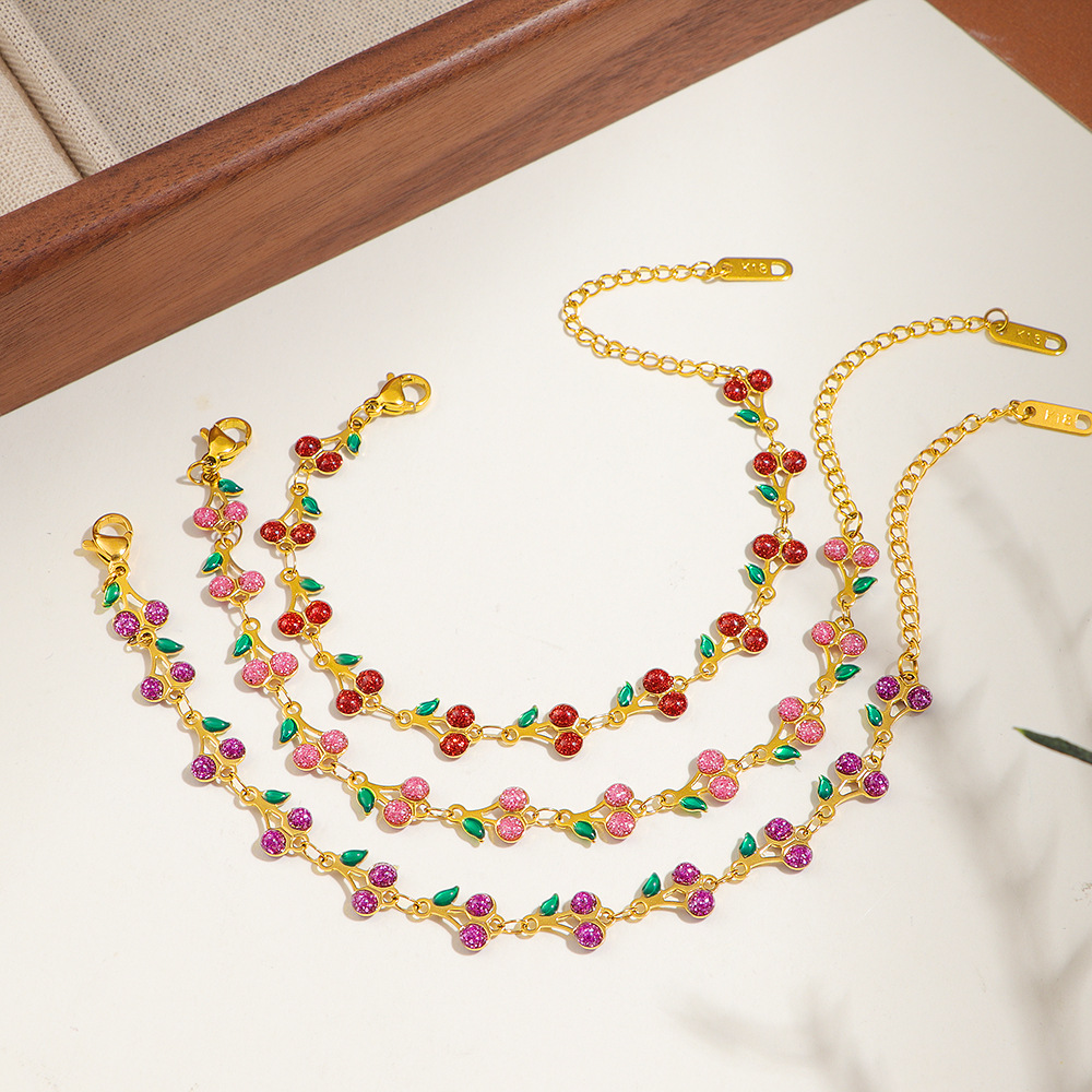 Explosiva transfronteriza ins casual estilo ligero y elegante pequeño estilo fresco fruta cereza pulsera 18k oro titanio acero dulce pulsera mujer