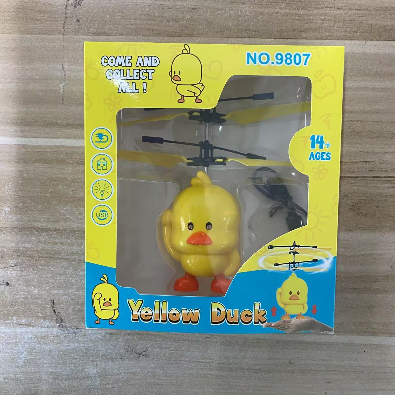 Pequeño avión de pato amarillo