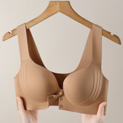 無痕のお母さんの下着の女性の前はブラジャーを締めます。