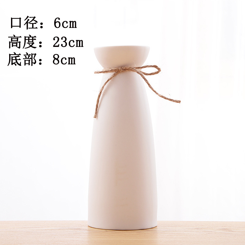 陶磁器の白い色は小さい花瓶を焼きます。|undefined