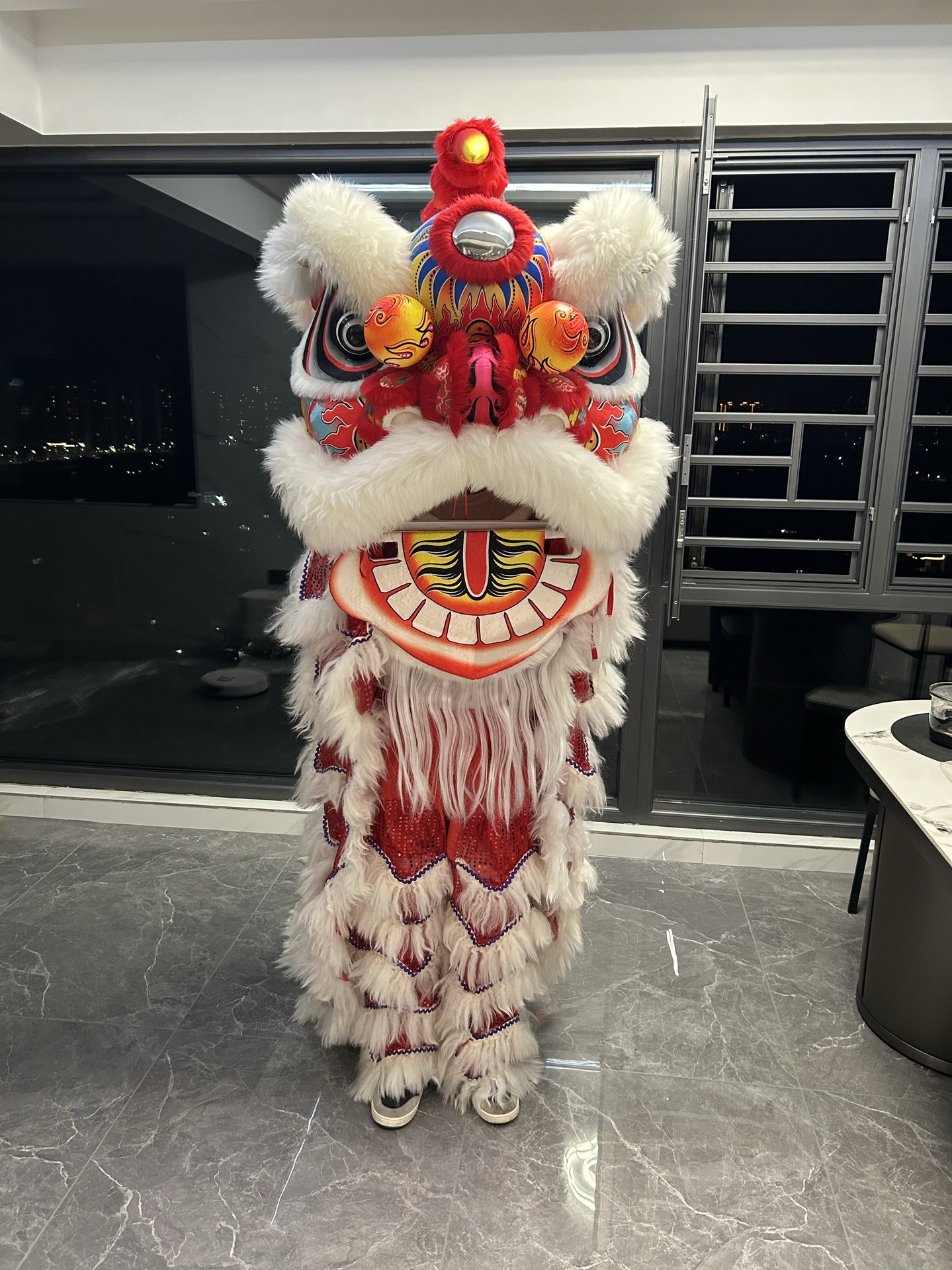 5호 특별 레드 하의 화이트 퍼 더블 슈트(바지 2벌)