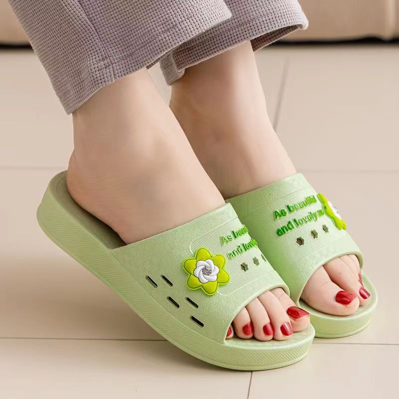 Nuevas zapatillas antideslizantes de verano de las mujeres lindas zapatillas de dibujos animados de moda de las mujeres resistentes al desgaste sandalias de fondo grueso al por mayor