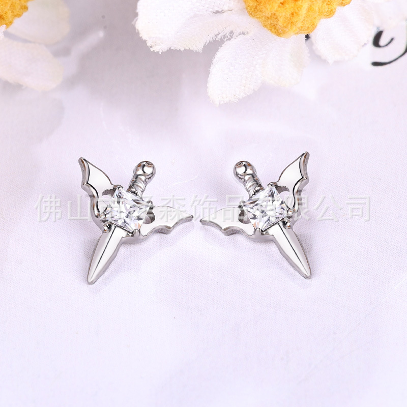 16G labret stud size and finish detail
