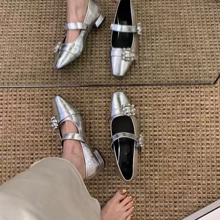Zapatos franceses de diamante Marie Jean 2026 nuevo verano una palabra zapatos de una sola palabra temperamento versátil zapatos super hadas zapatos de una sola boca superficial zapatos