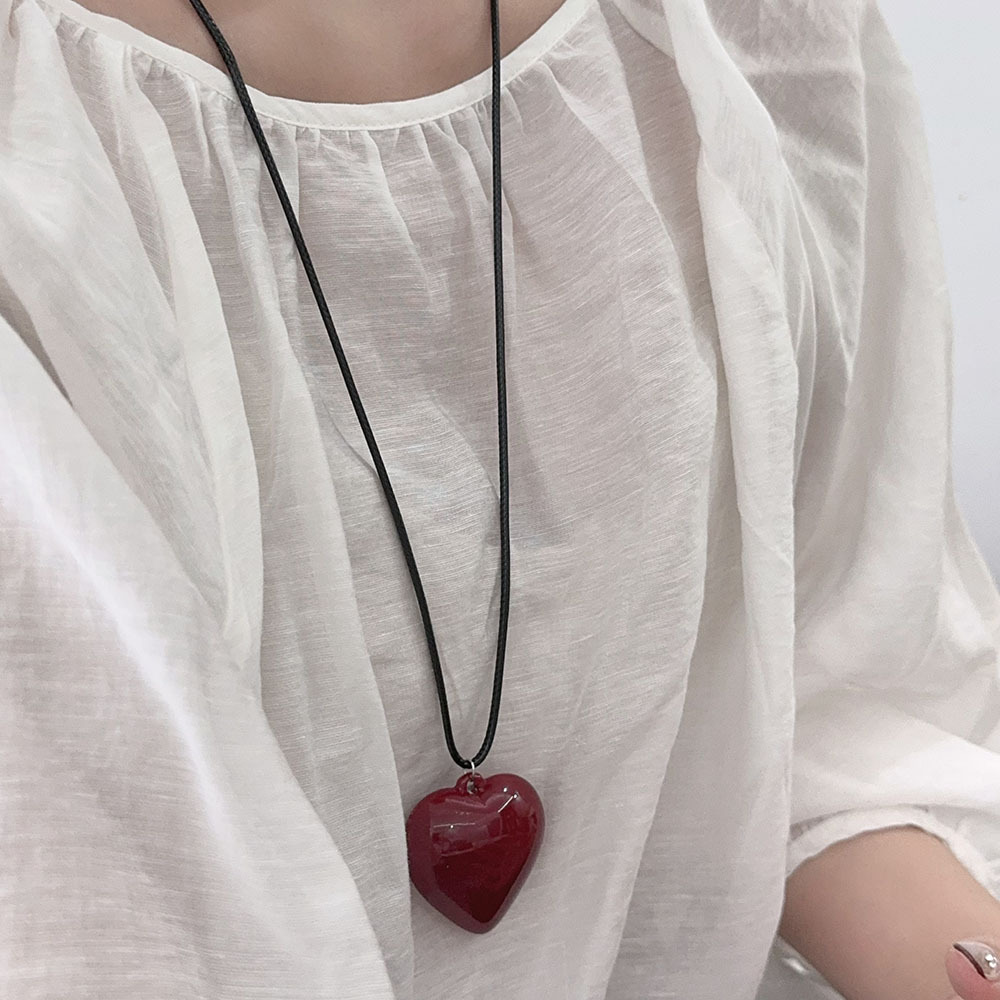 28g Weight Resin Pendant Material Simple Style Heart Shape Resin Leather Rope Woven Chain Pendant Necklaces Wholesale