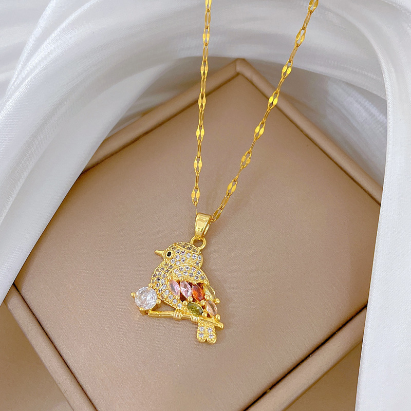 Collana con ciondolo a forma di uccello e zirconi oro_voghion.com