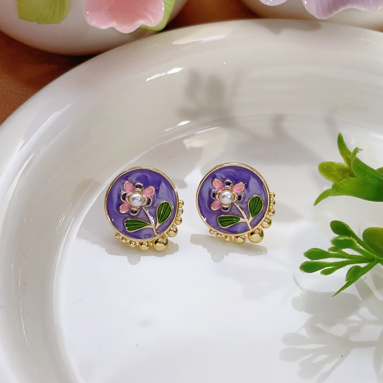 Pendientes de perlas Zhuji, temperamento blanco francés, pendientes antiguos, desplazamientos diarios, lujo ligero, joyería de orejas de alta gama al por mayor