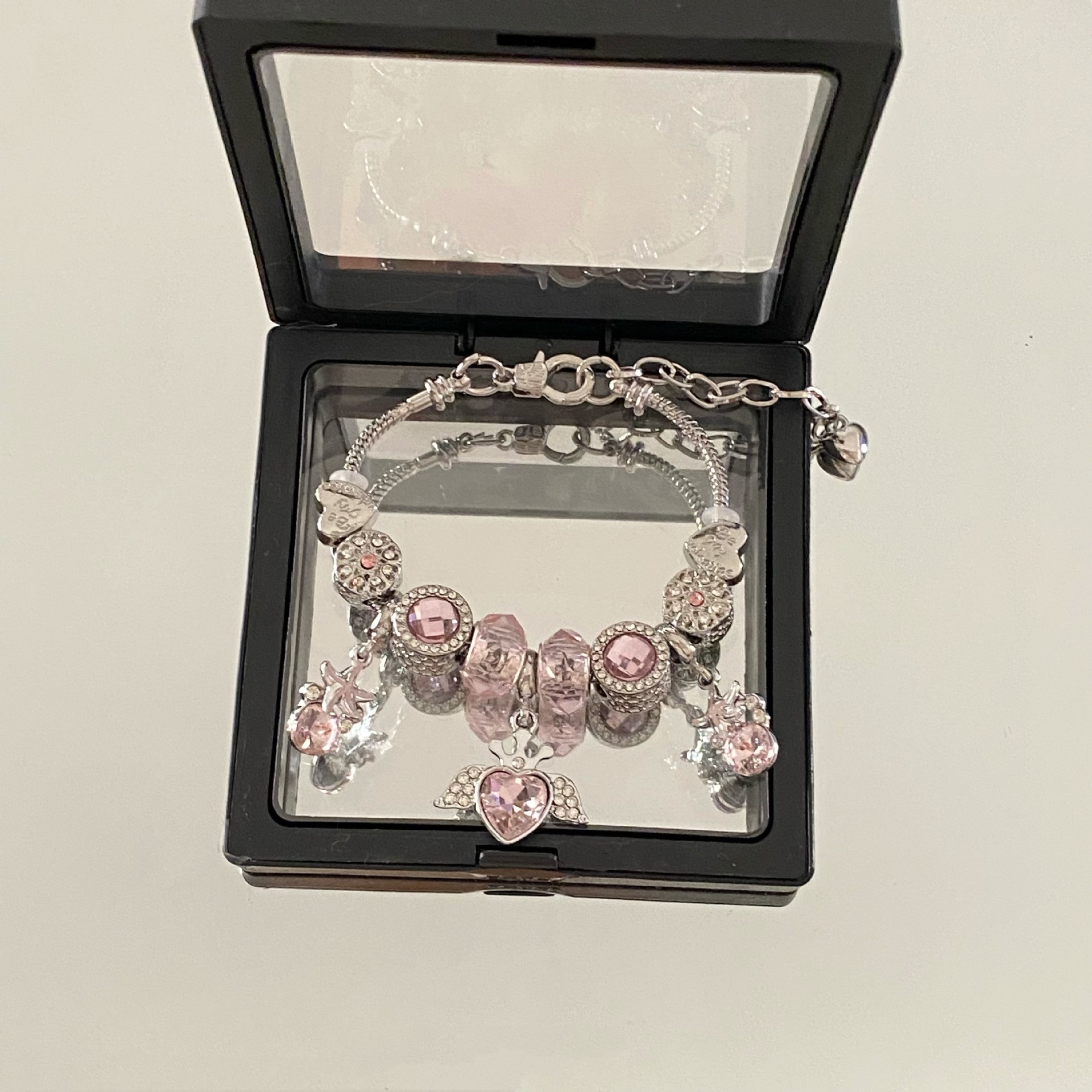 Bracciale a cuore con angelo in perle di vetro rosa e zircone_voghion.com