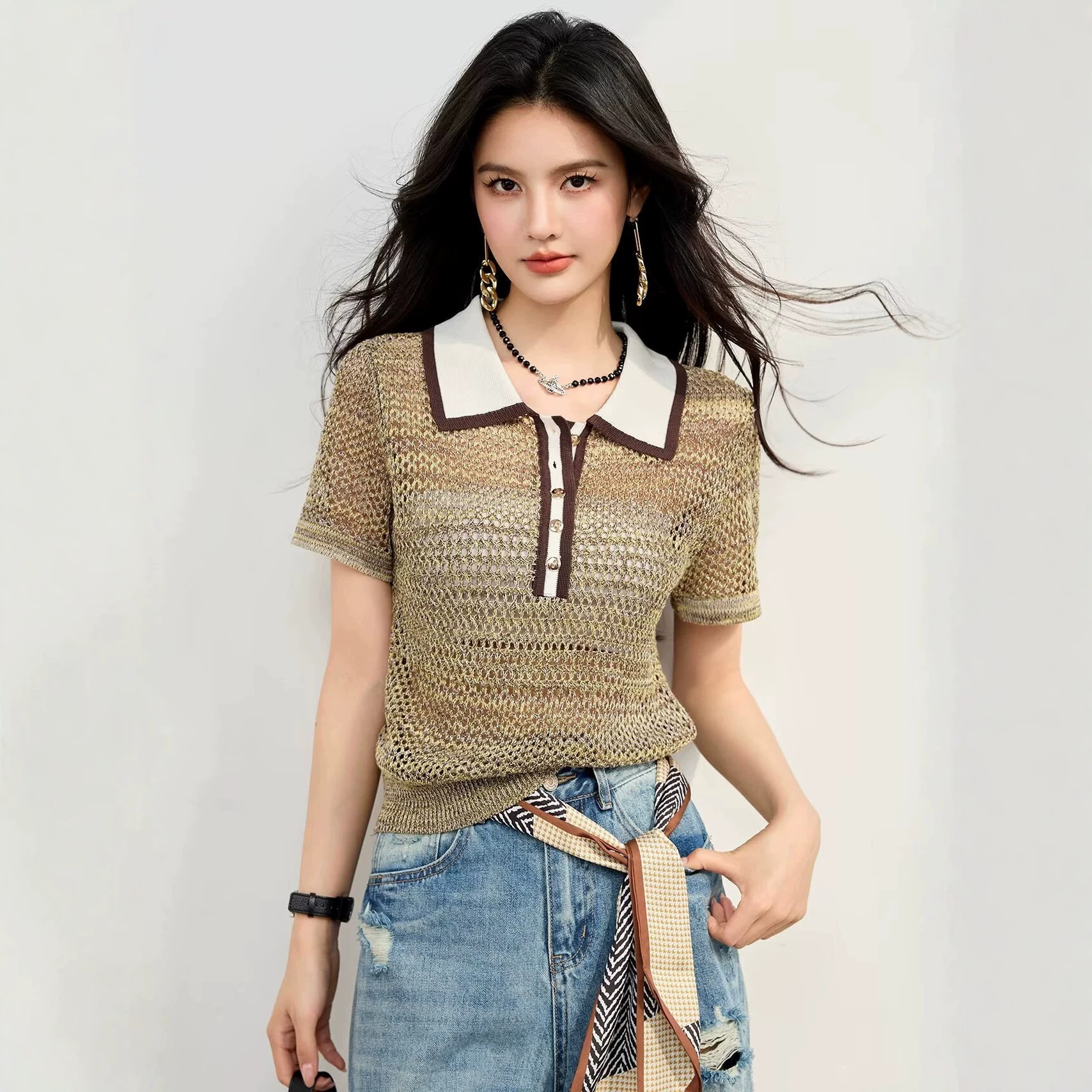 A chic, minimalist polo-neck knit short-sleeved T-shirt with a Chanel-inspired cutout design, featuring a color-blocked collar and a sophisticated, understated luxury style.