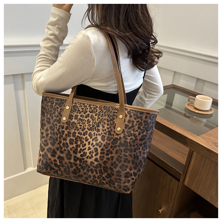 Retro commuter leopard print underarm bag 2024 autumn new style trend fashion personality temperament one shoulder tote bag_voghion.com