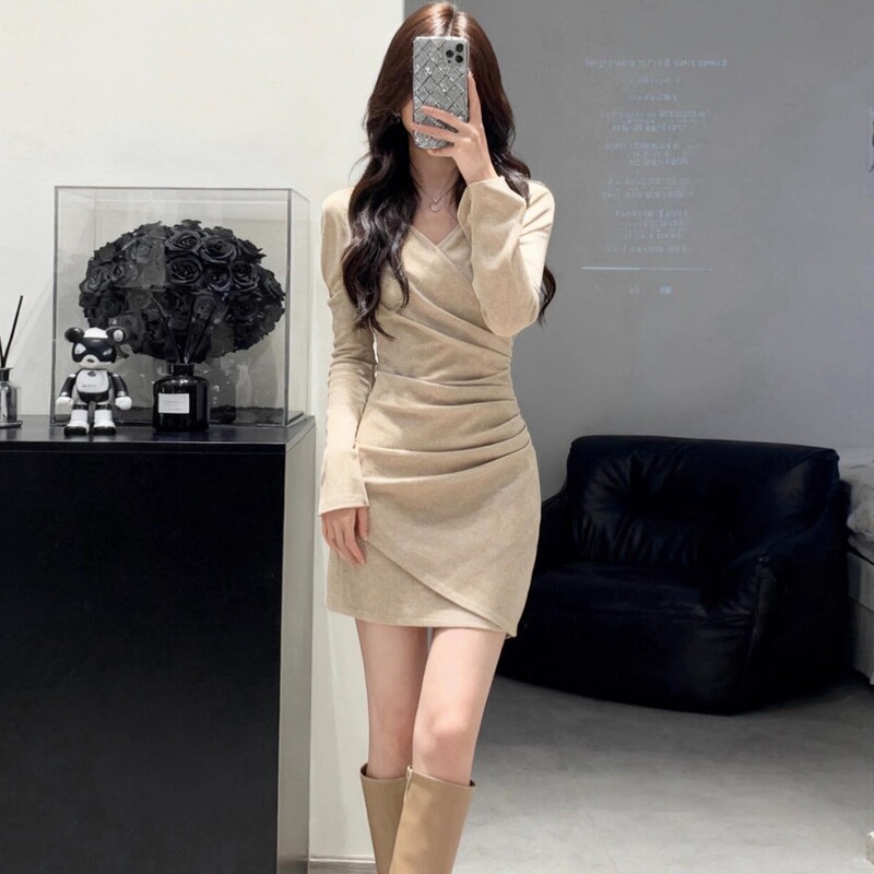 Elegant petite V-neck waist-cinching slimming dress for women with bell sleeves, slim fit, and bodycon short skirt Elegant petite V-neck waist-cinching slimming dress for women with bell sleeves, slim fit, and bodycon short skirt