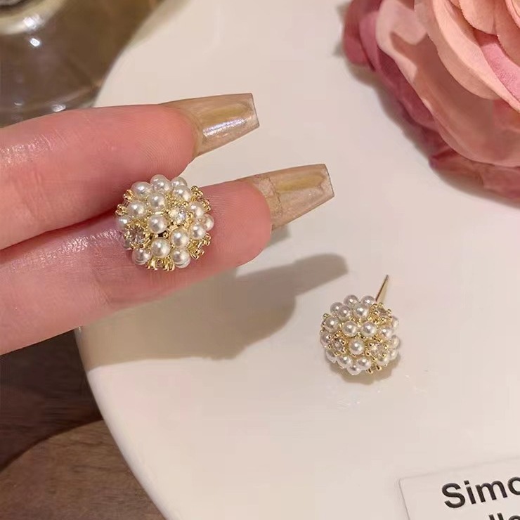 Cubic Zirconia And Pearl Stud Earrings For Everyday Elegance_voghion.com