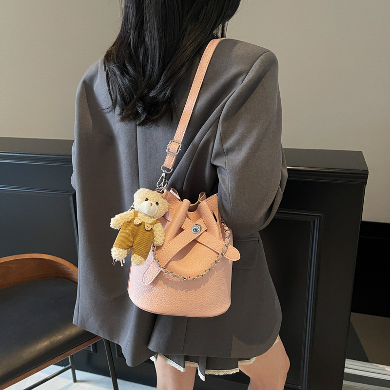 2025 nuevo estilo estilo caliente bolso de cubo coreano bolso de hombro de alto valor para mujer bolso de mensajero simple casual de todo fósforo