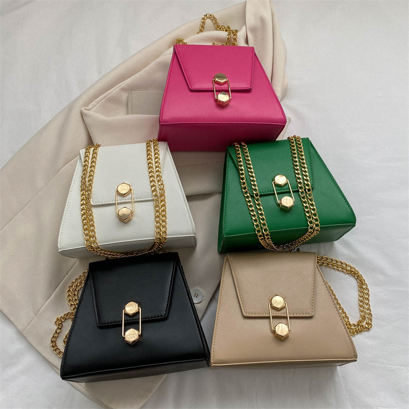 Trapezoidal pequeña bolsa cuadrada de verano de las mujeres de color sólido nicho diseño bolsa de mensajero 2023 nueva cadena de bloqueo de moda bolso de las mujeres
