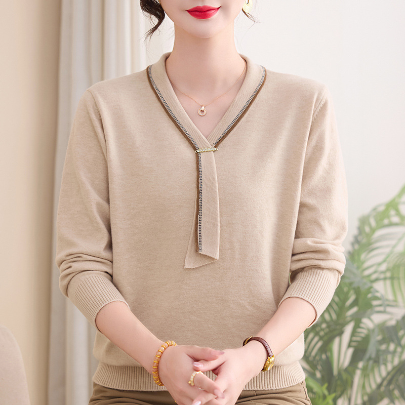 Stylish V-neck knit sweater for middle-aged mothers, solid color base shirt for elderly women, elegant thin sweater for grandma in autumn Stylish V-neck knit sweater for middle-aged mothers, solid color base shirt for elderly women, elegant thin sweater for grandma in autumn