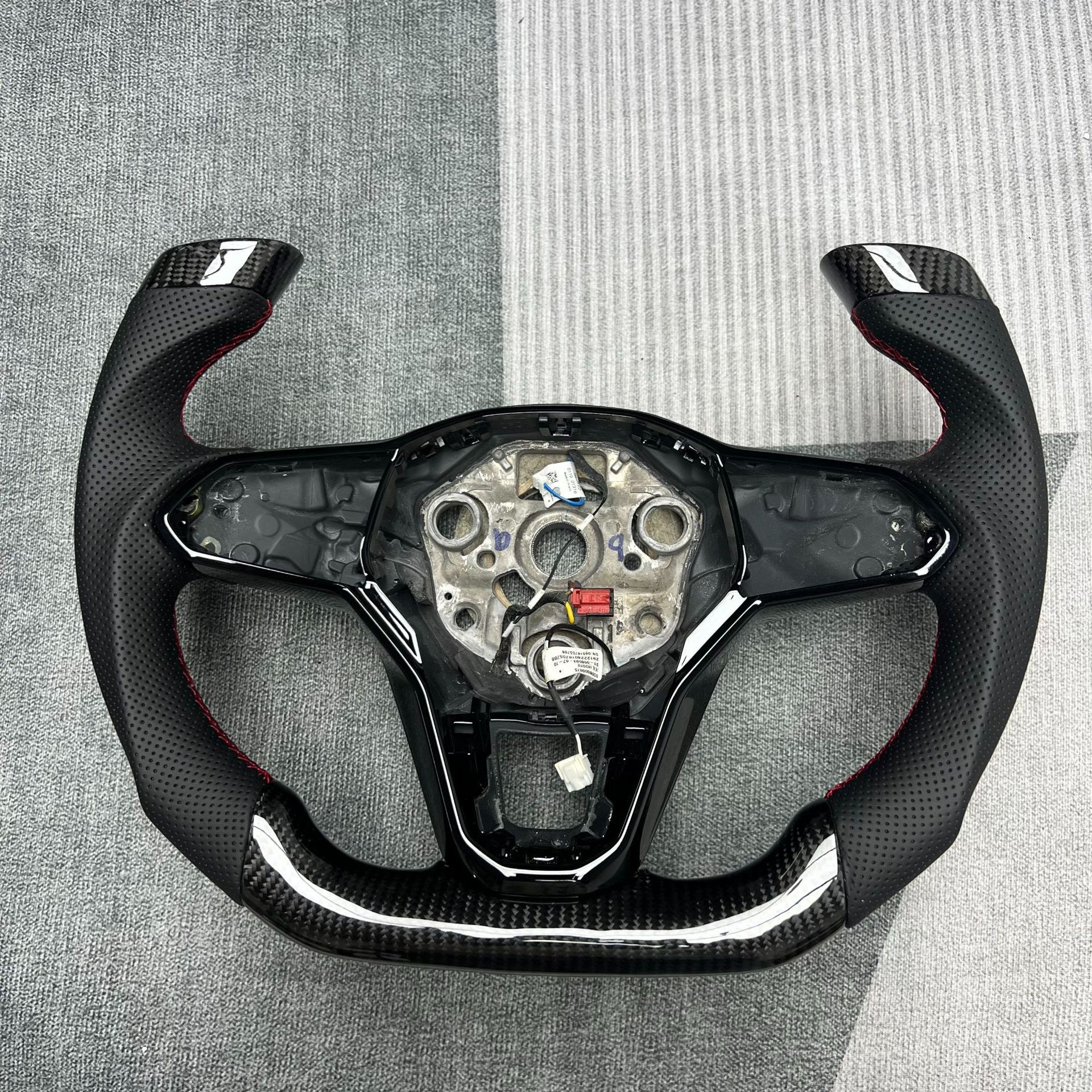 Factory customized carbon fiber steering wheel processing is suitable for Volkswagen Magotan/Sapat/Tuyue/Weilan/Polo