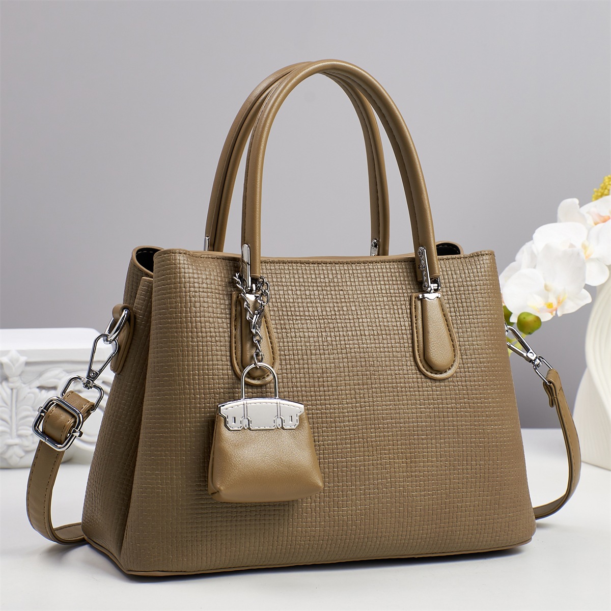 Bolso bandolera de un solo hombro bolso femenino 2025 nuevo bolso cuadrado portátil de mediana edad de moda para damas de cercanías