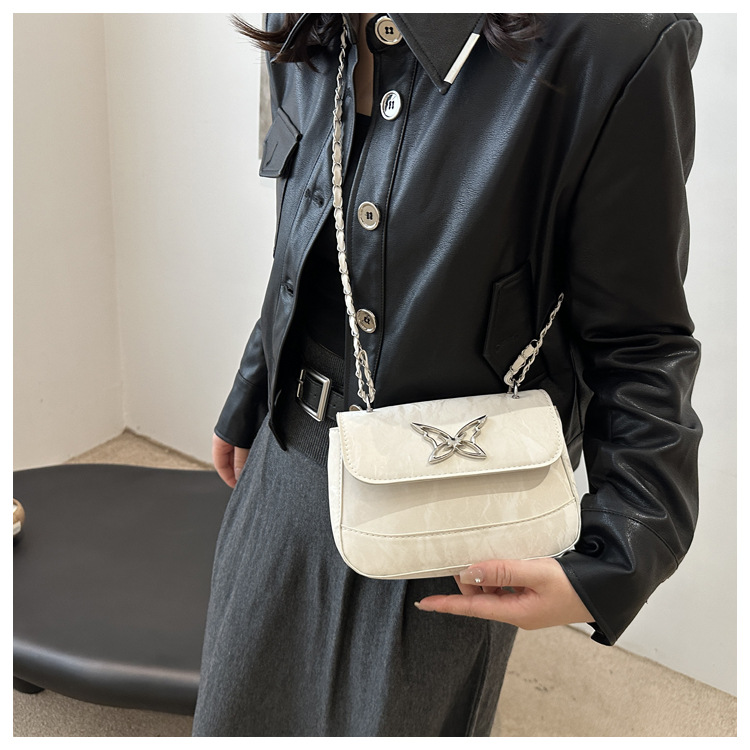 This is a trendy, casual, fashionable and simple crossbody bag for women with a niche design in the autumn of 2024 undefined
