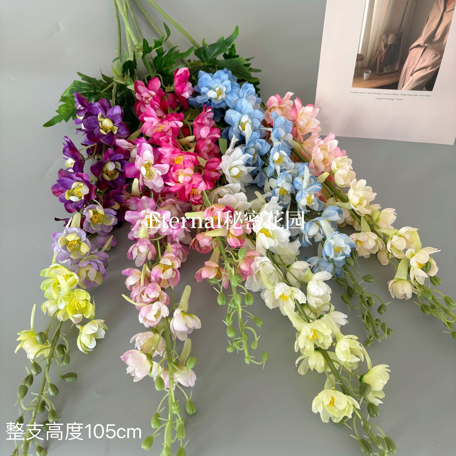 Arranjo de flores de casamento com tecido revestido de delfínio artificial, cogumelo grande do Quênia, linha de material floral, flor de seda violeta.