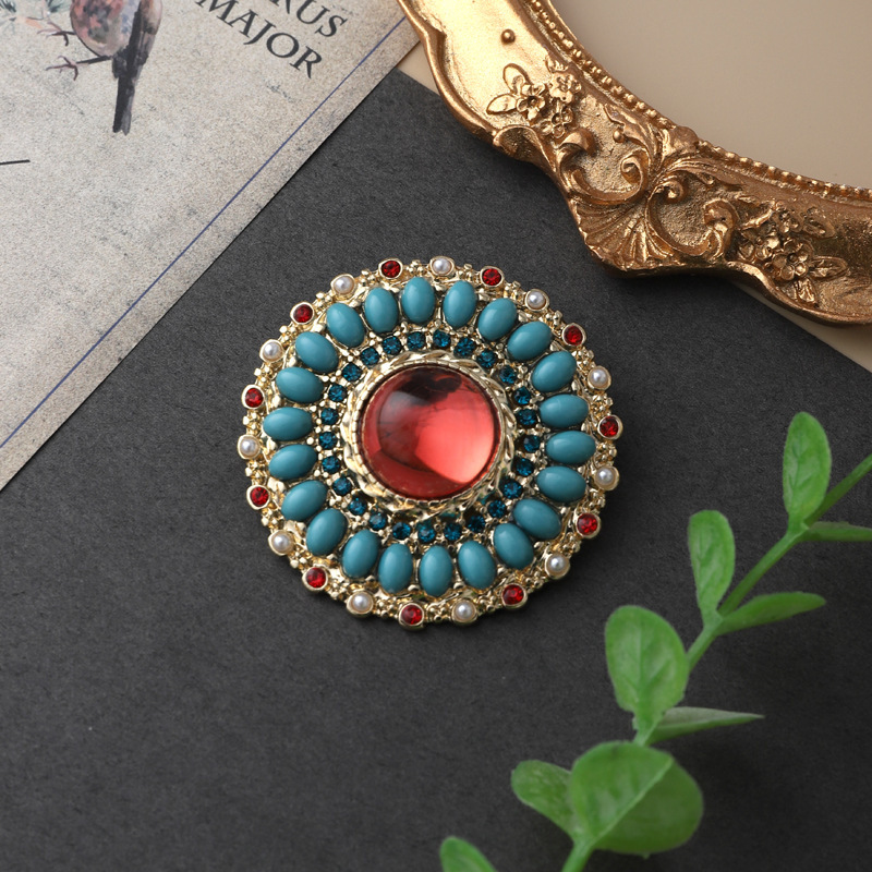 New fashion retro Baroque brooch female enamel plant animal pin accessories in stock wholesale one-piece delivery