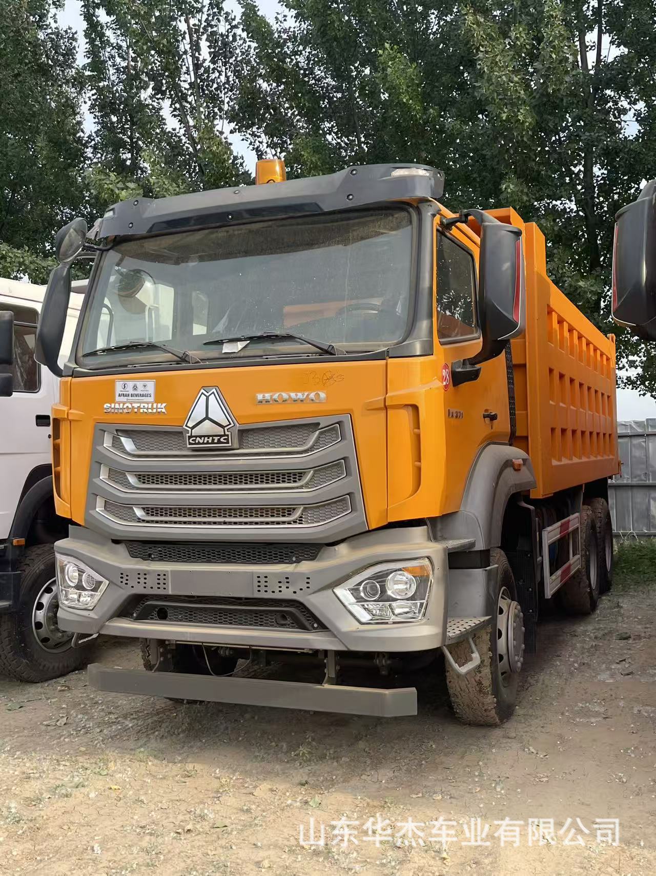 Cross-border African heavy-duty HOWO dump truck 6×4 for engineering and construction waste transportation, meeting national emission standards for mining operations
