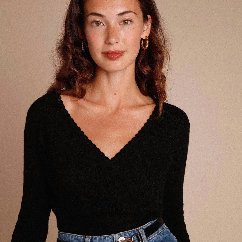 in stock 521 Autumn and Winter New 2024 Knitted Sweater Sweater Black V-neck Slim Fit Wool Top French Vintage