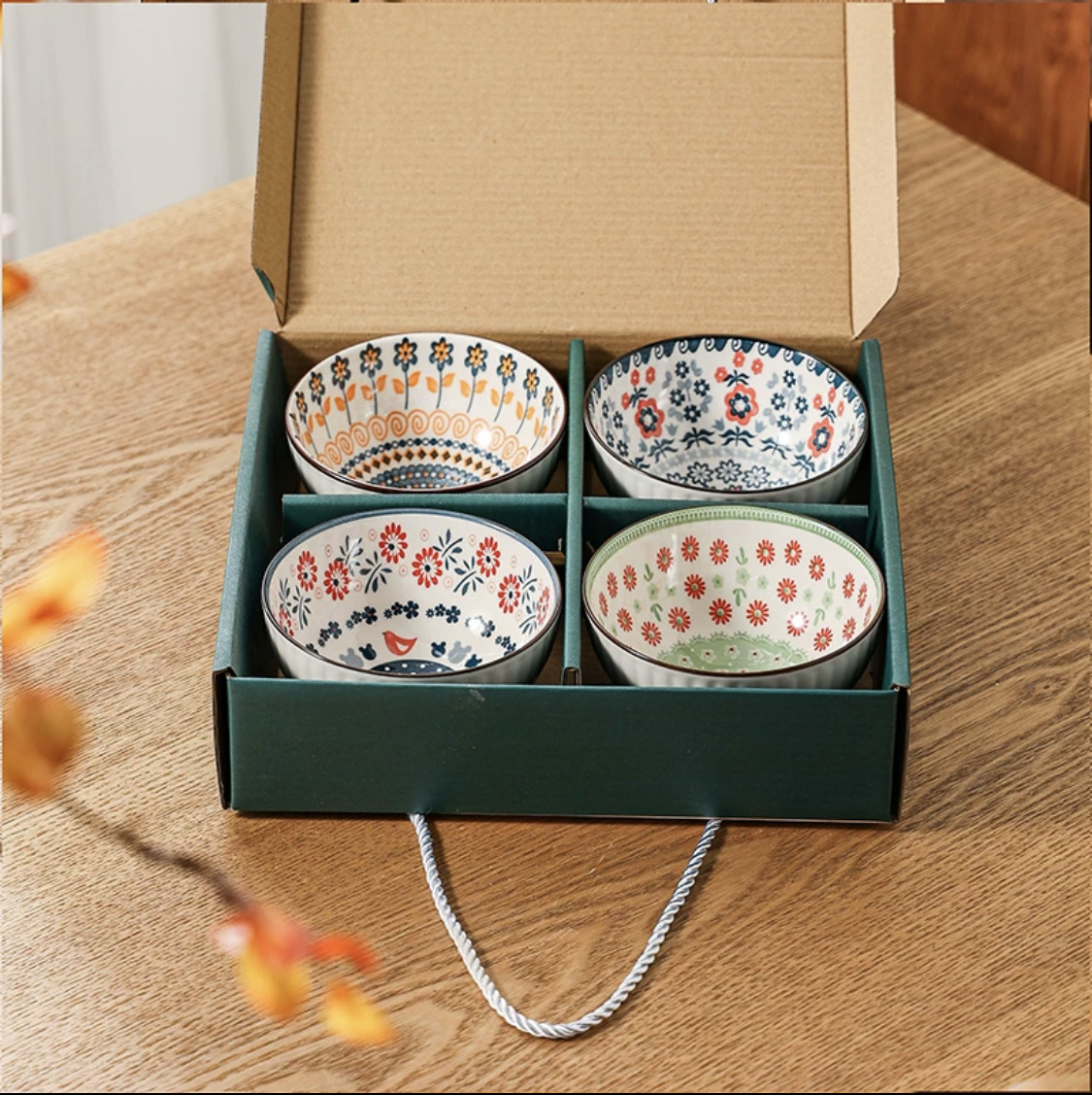 Abrir regalos de negocios de cerámica de alto valor de cara cubiertos tazones palillos plato al por mayor cajas de regalo de flores azules actividades de regalo de mano porcelana azul