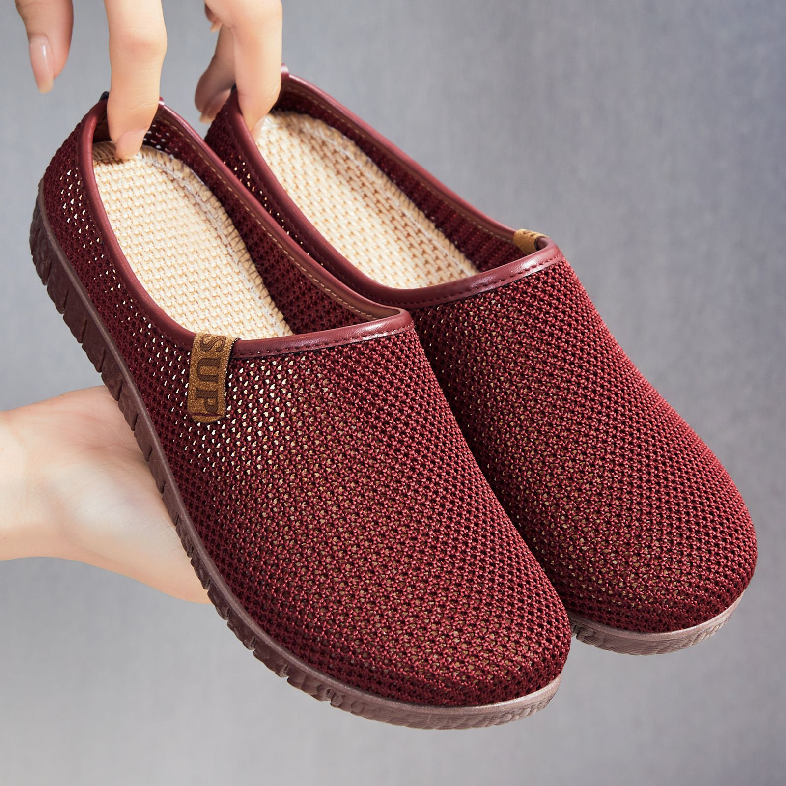 Zapatos de mujer, nuevo estilo de verano, sandalias transpirables de malla con punta cerrada, zapatos casuales cómodos de suela blanda para uso en exteriores, venta al por mayor.
