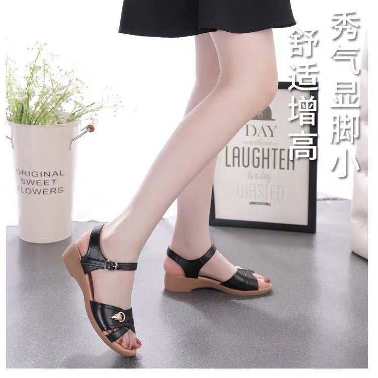 Nuevas sandalias de verano de 2025 para madres con tacones planos de cuero suave y suave para sandalias antideslizantes de mediana edad