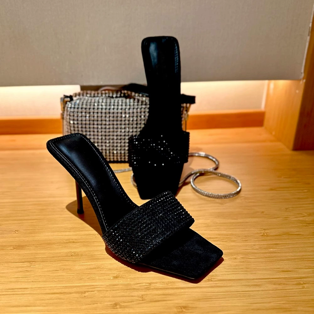 Сандалии на шпильке в стиле Яншулун доступны исключительно для трансграничных продаж весенних новых туфель на высоком каблуке с квадратным носком 2025 года оптом.