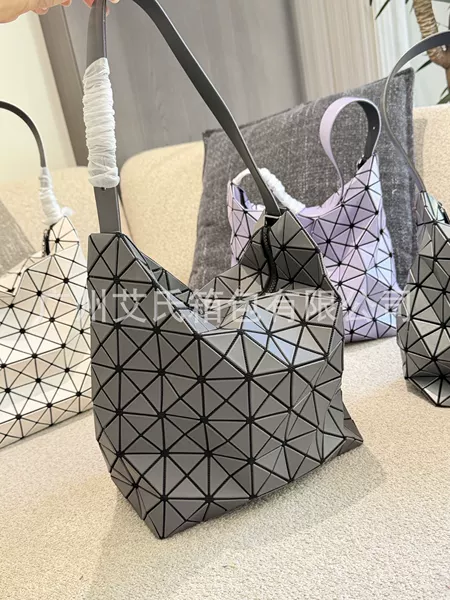Japan Lingge July New Model Valley Ballet Bag Light Luxury Simple Handbag Shoulder Bag Baguette Bag Crescent Bag