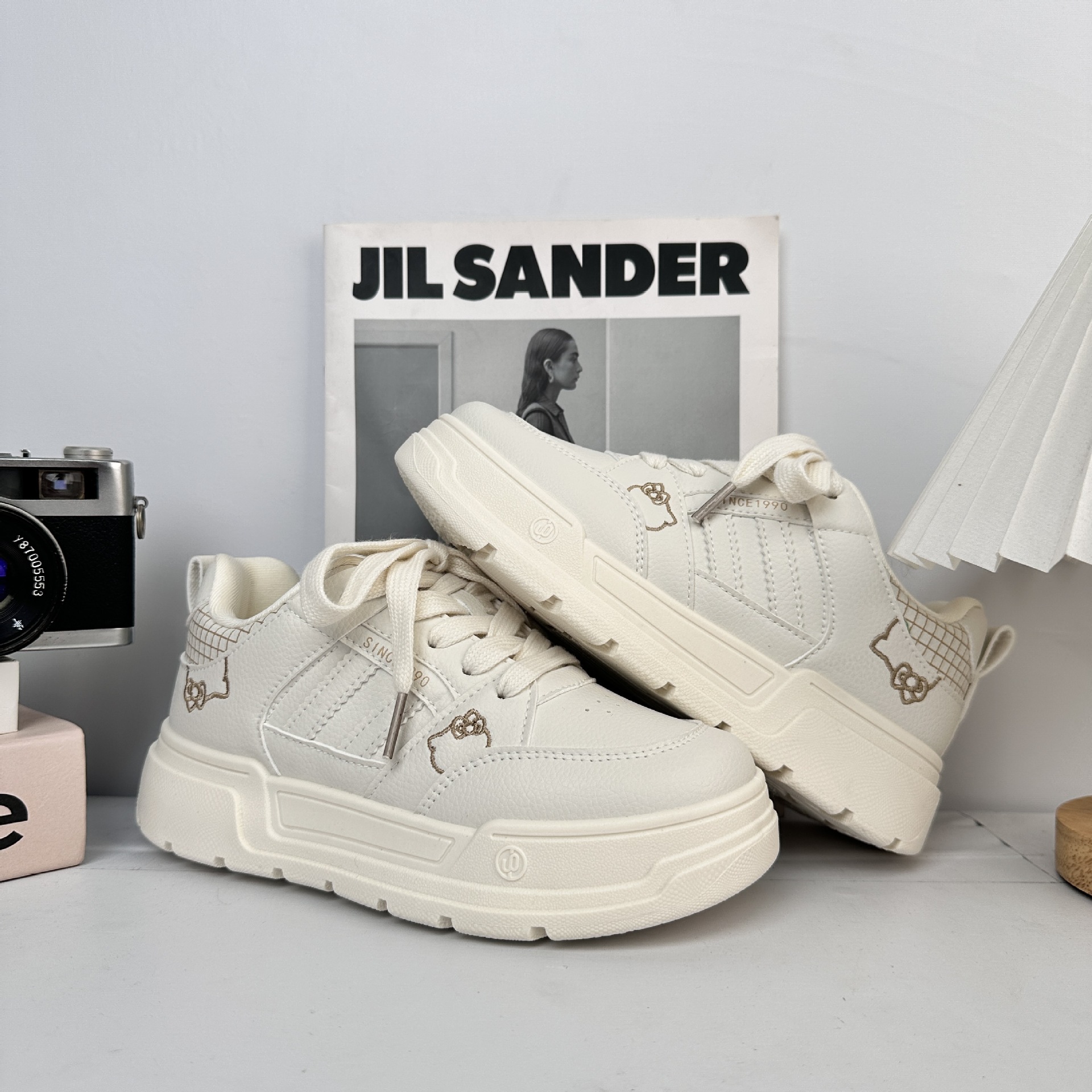 Zapatos blancos de fondo grueso para mujeres 2025 nuevos zapatos de skate coreanos de primavera y otoño para estudiantes de nicho zapatos de pan