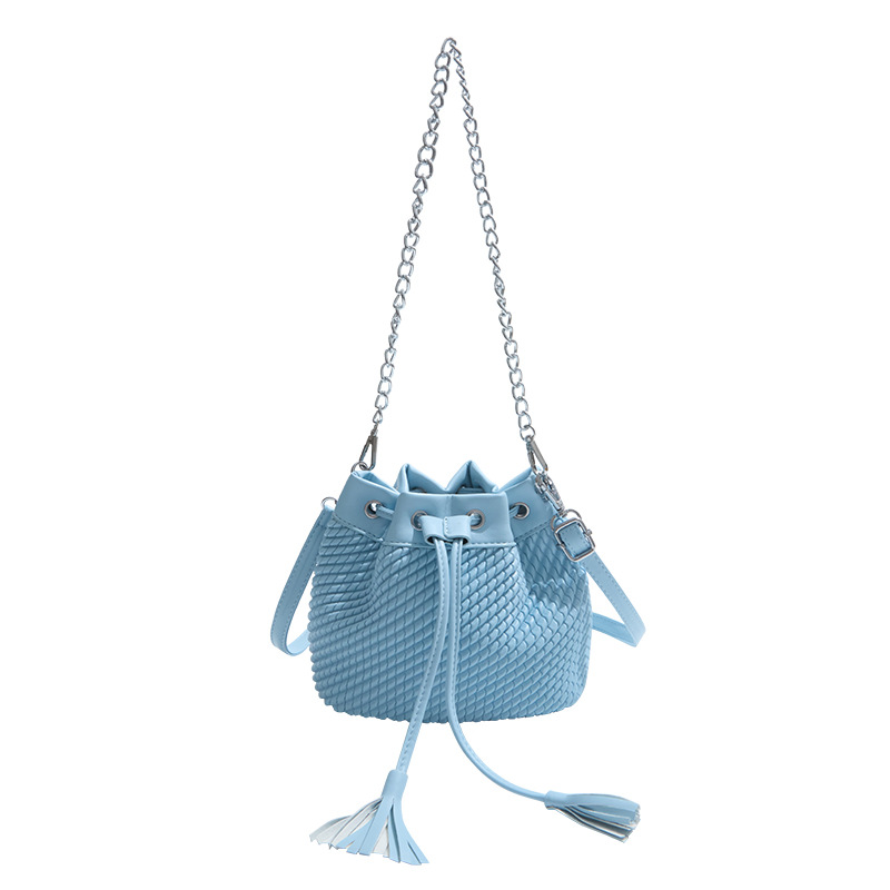 Versión coreana del bolso de cubo de nicho 2025 verano nuevo bolso femenino pequeño bolso de hombro con flecos fresco bolso de mensajero de cadena de moda