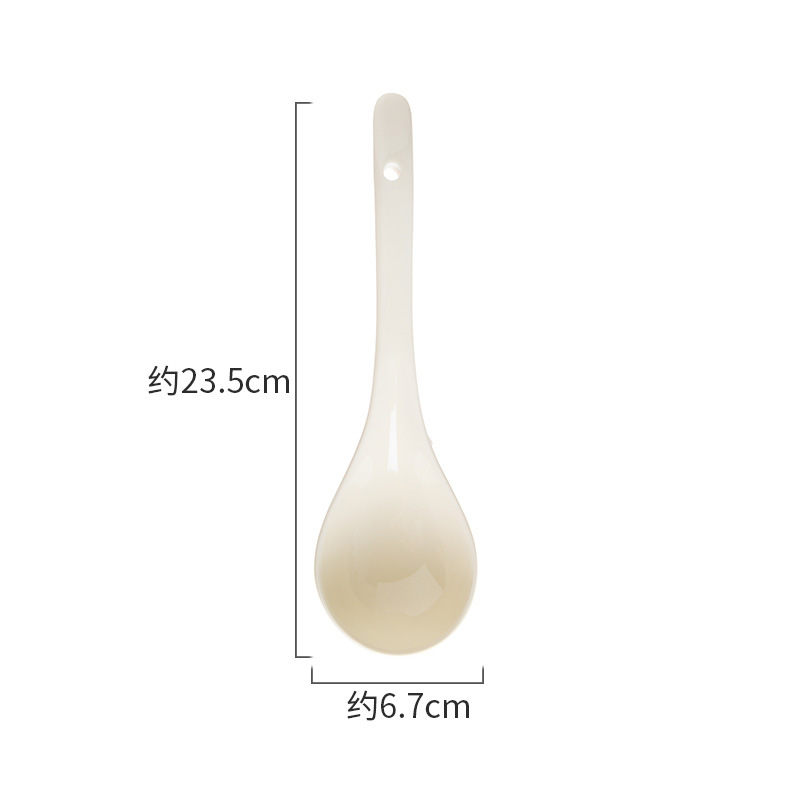 큰 스푼의 커스터드를 손으로 집어