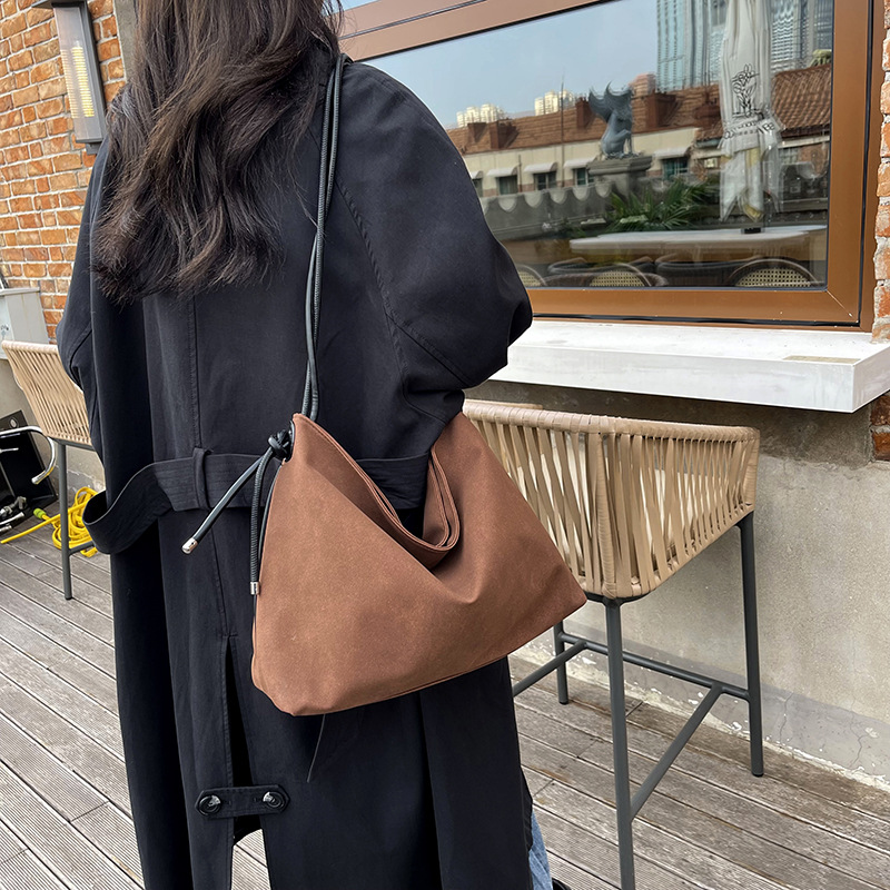 Bolsa retro esmerilada de gran capacidad 2024, nueva bolsa grande, bolsa de hombro popular de mujer, bolsa de brazo de viaje