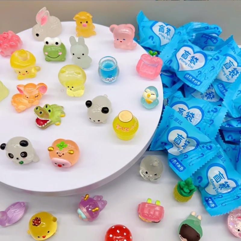 [24 caja ciega de juguetes abierta a fresco] bolsas ciegas de dibujos animados de luz nocturna miniaturizadas para niños pequeños regalos de verano juguetes adornos