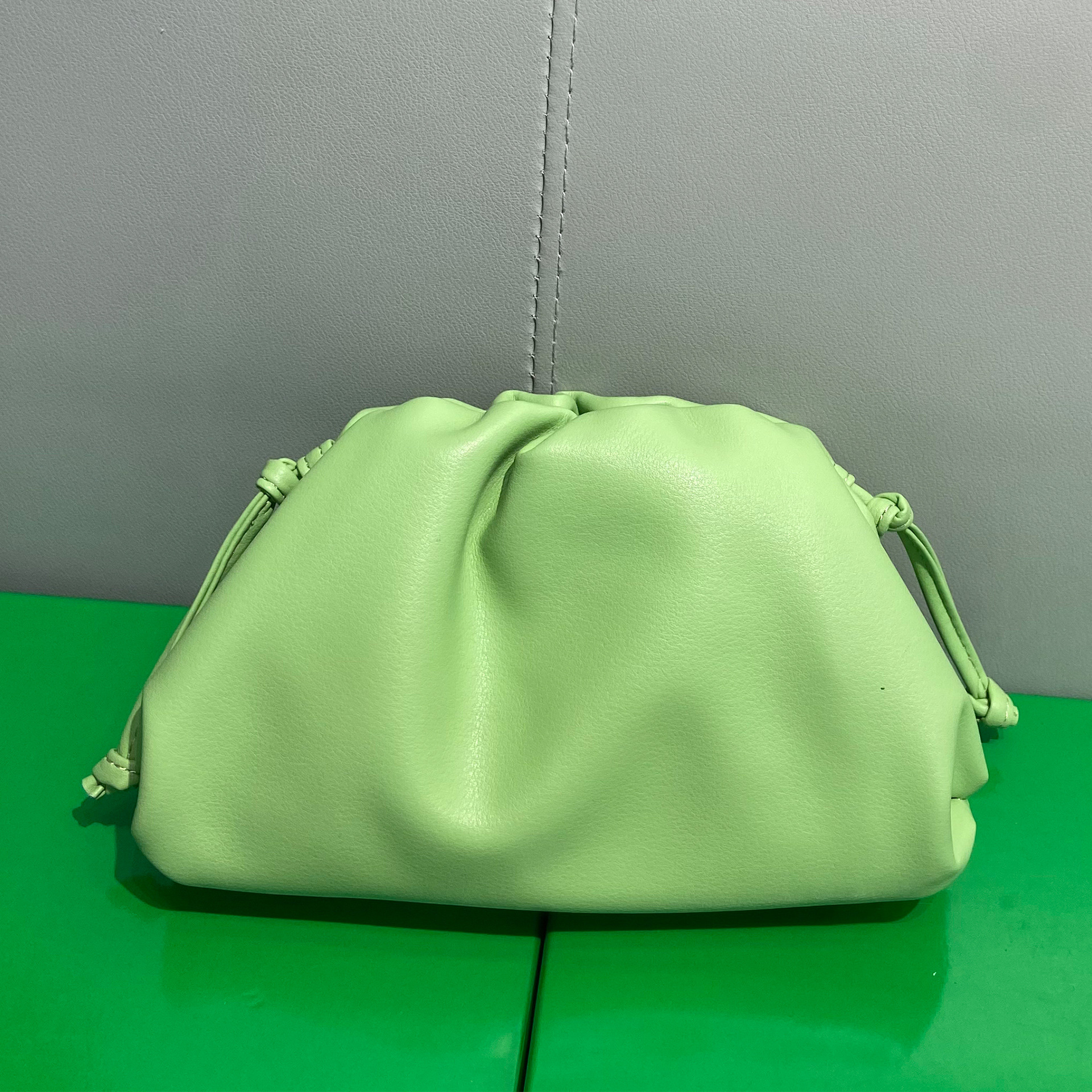 thumbnail image 1 of Bolso de nube con clip plisado, bolso pequeño para mujer, versión coreana 2023, nuevo bolso rojo de red para mujer, bolso de hombro, bolso de mensajero, color aguacate uno, 1 of 2
