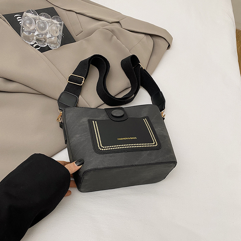 Bolso de moda de invierno para mujeres 2024 nueva moda versátil de alta sensación de hombro ancho cinturón de hombro bolso de cubo