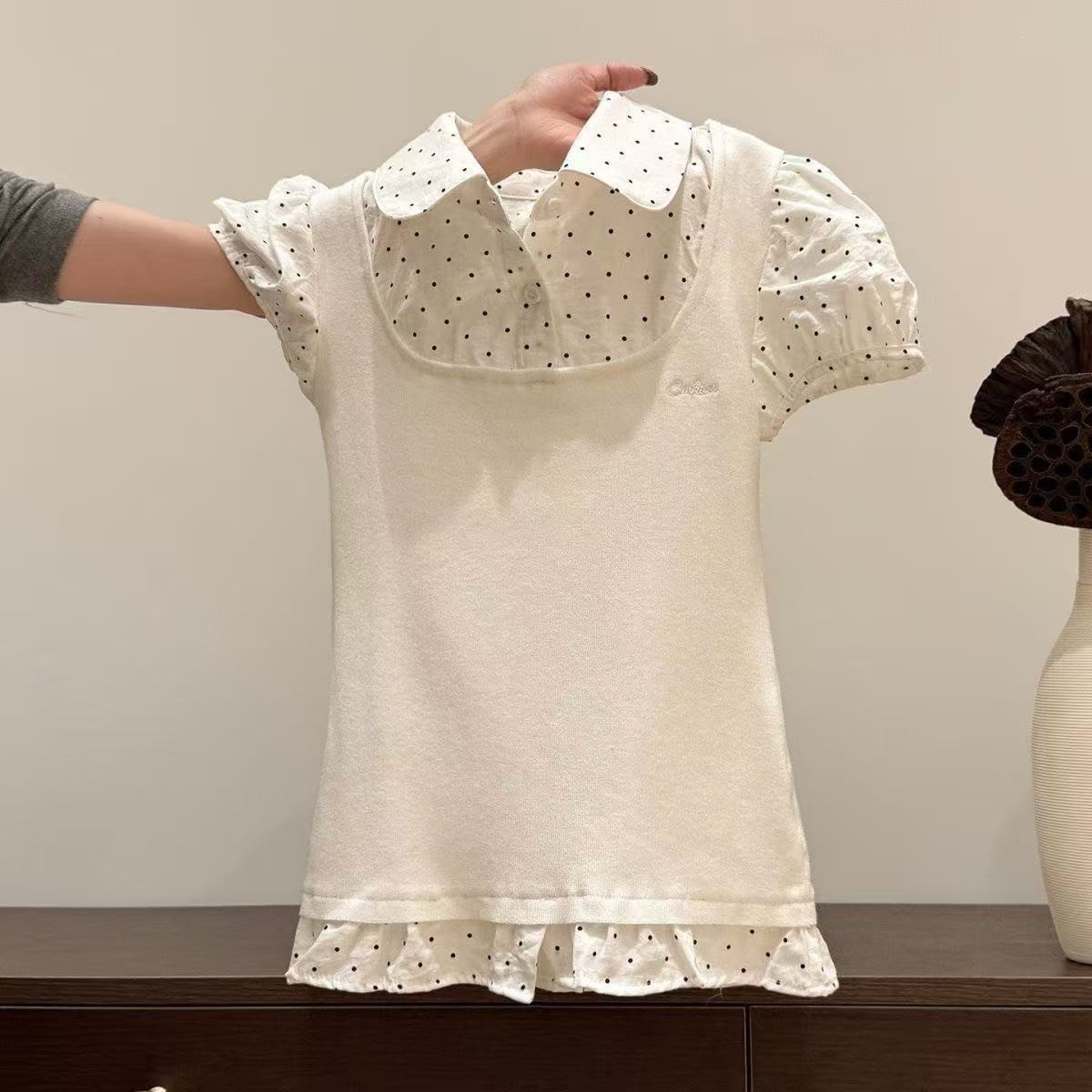 White POLO collar bubble short-sleeved T-shirt for women, 2026 spring/summer new style, polka dot faux two-piece, slim fit top.