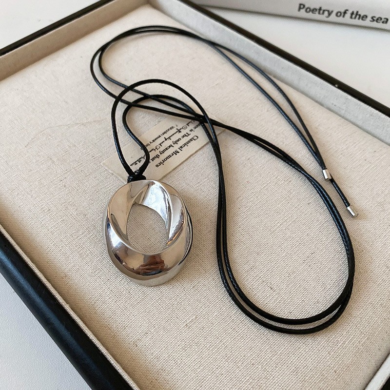 Nuevo estilo de cuero chino, colgante, collar de borlas, estilo étnico femenino, cadena de suéter retro de nicho, moda, artículos de alta gama