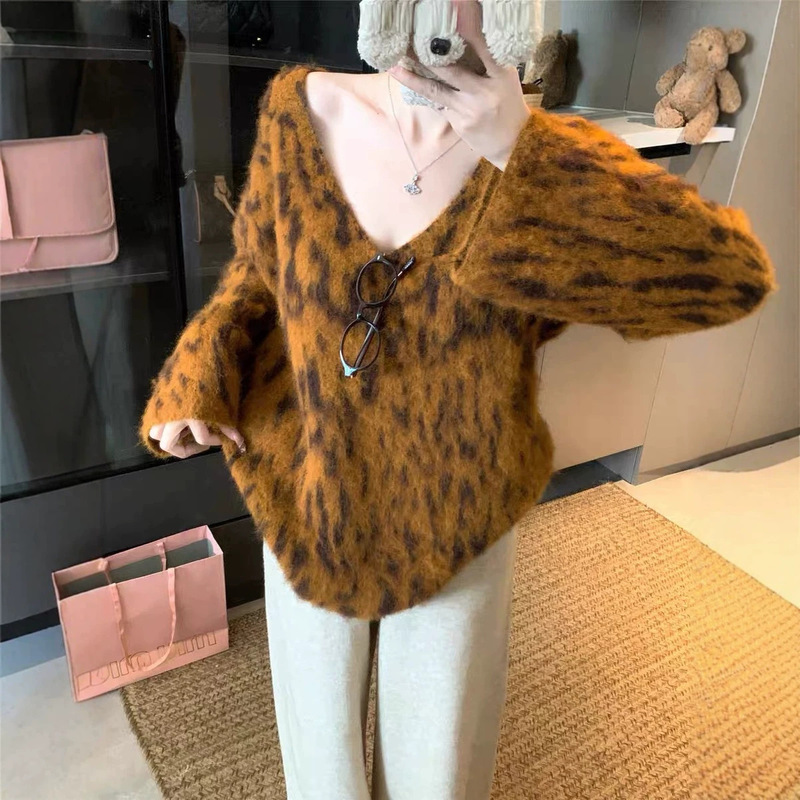Retro Leopard Print V-Neck Long-Sleeved Sweater for Women 2026 Autumn and Winter New Style Lazy Style High-End Loose Slimming Look Knitwear Retro Leopard Print V-Neck Long-Sleeved Sweater for Women 2026 Autumn and Winter New Style Lazy Style High-End Loose Slimming Look Knitwear