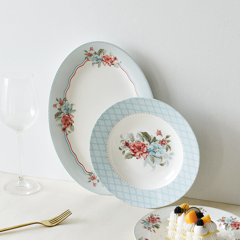Flores románticas de alto valor de hueso de porcelana platos de cubierta casados nuevos cubiertos de cerámica esmaltados platos de platos de comedor occidentales de color plano