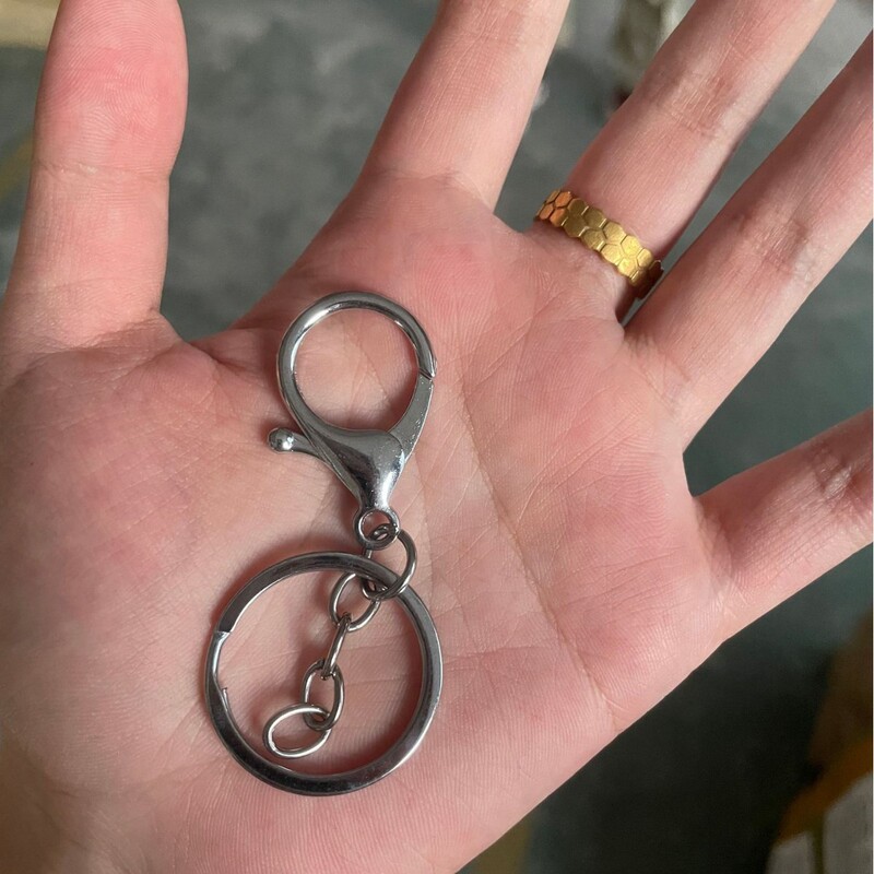 金属メッキのロブスターの鍵は腰の間の掛け物を掛けます。|undefined