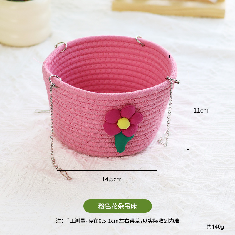 ハムスターのペットが編み上げている金糸熊の花の枝のネズミは巣を掛けて寝ています。|undefined