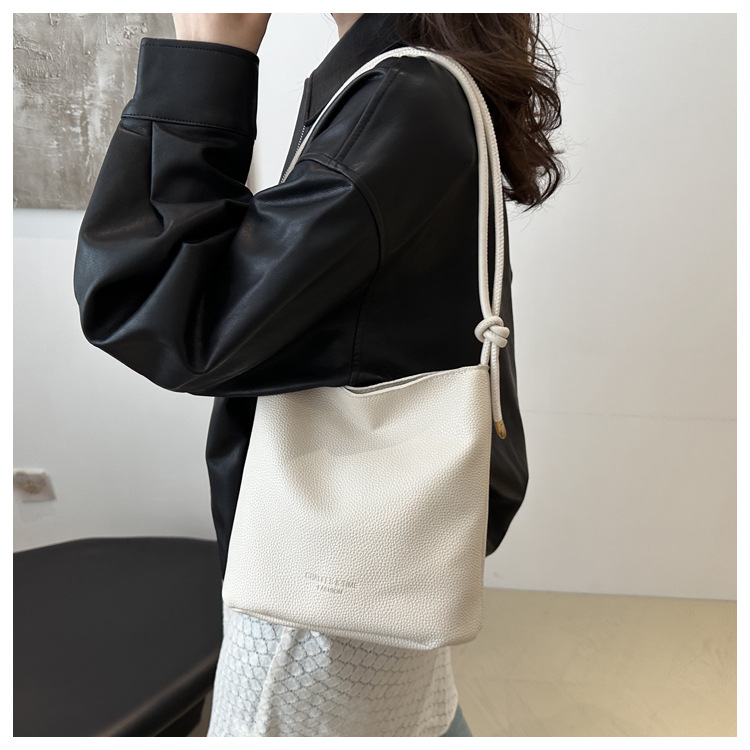 Solid-color simple single-shoulder casual. This year, the retro large-capacity 2024 new autumn crossbody bucket bag for women is in vogue undefined